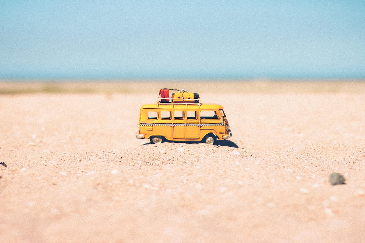 Ein Bild von einem VW-Bus am Strand